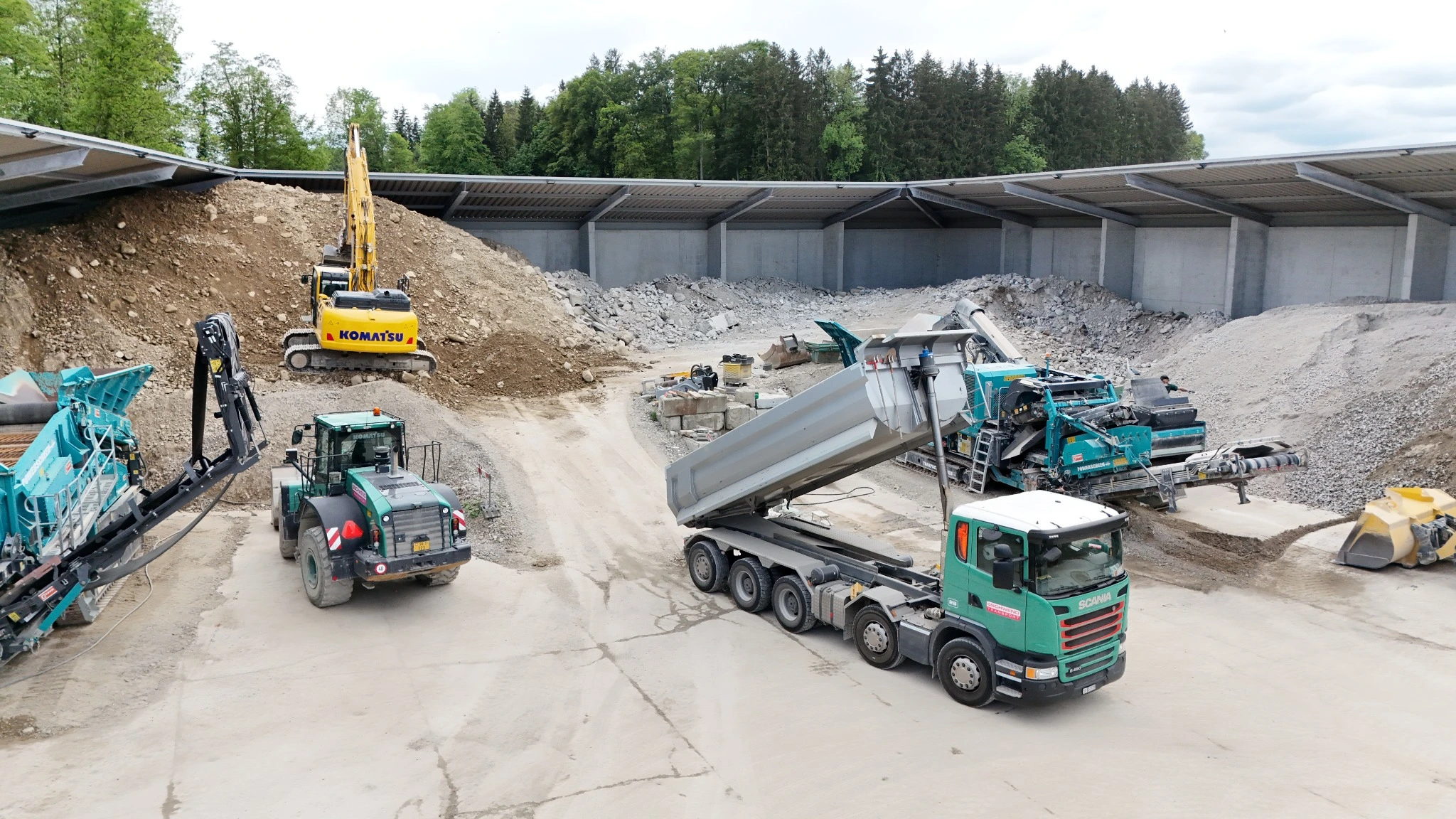 Lastwagen, Radlader und Aufbereitungsanlage auf dem Recyclingplatz in Hauptwil